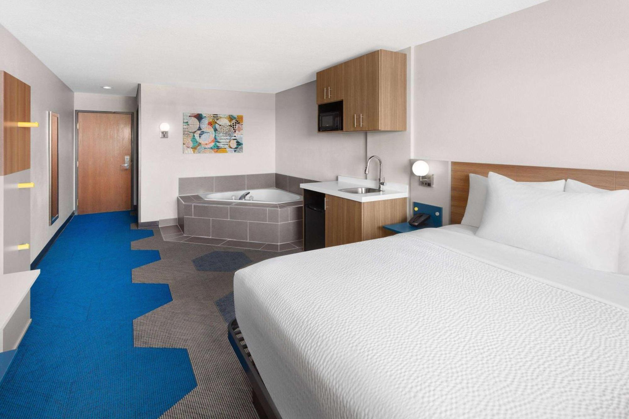 Microtel Inn & Suites By Wyndham Rapid City Bagian luar foto