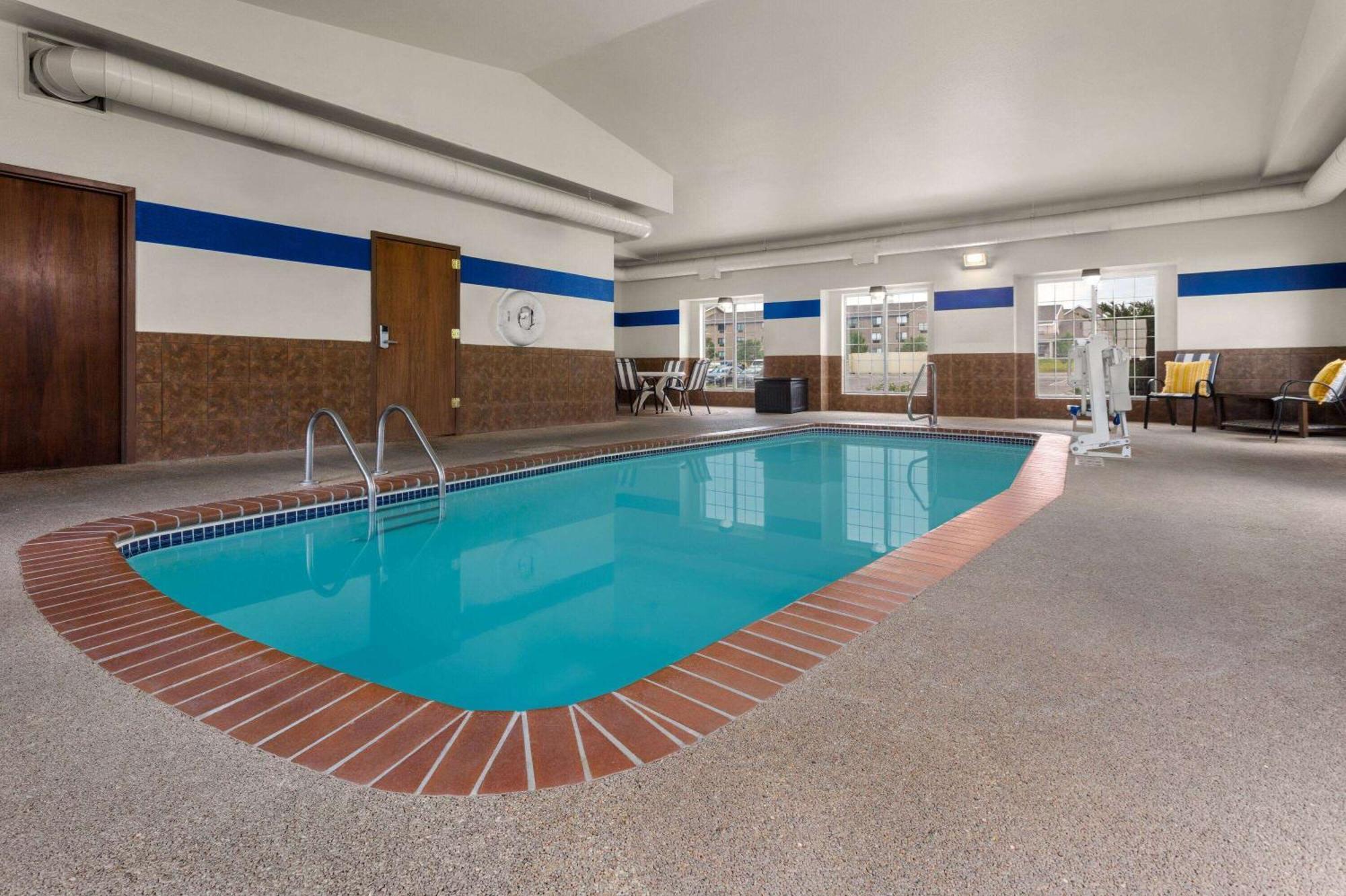 Microtel Inn & Suites By Wyndham Rapid City Bagian luar foto
