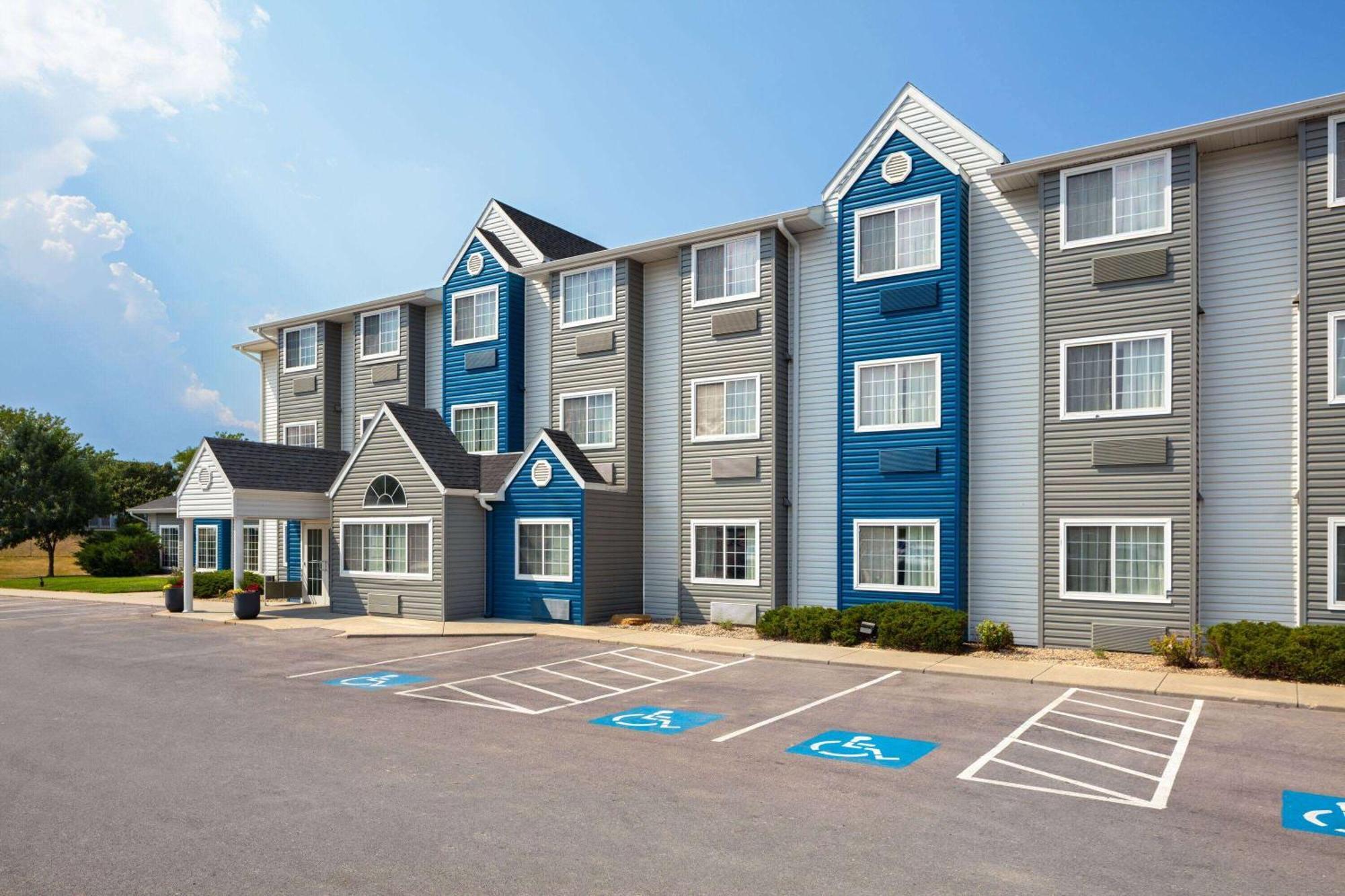Microtel Inn & Suites By Wyndham Rapid City Bagian luar foto