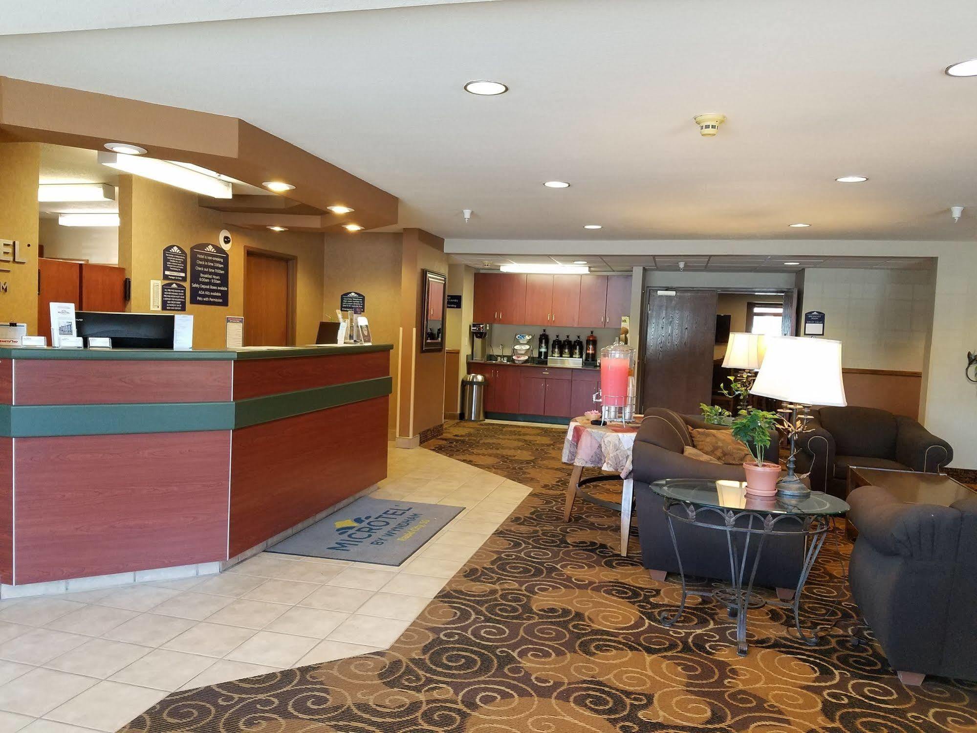 Microtel Inn & Suites By Wyndham Rapid City Bagian luar foto